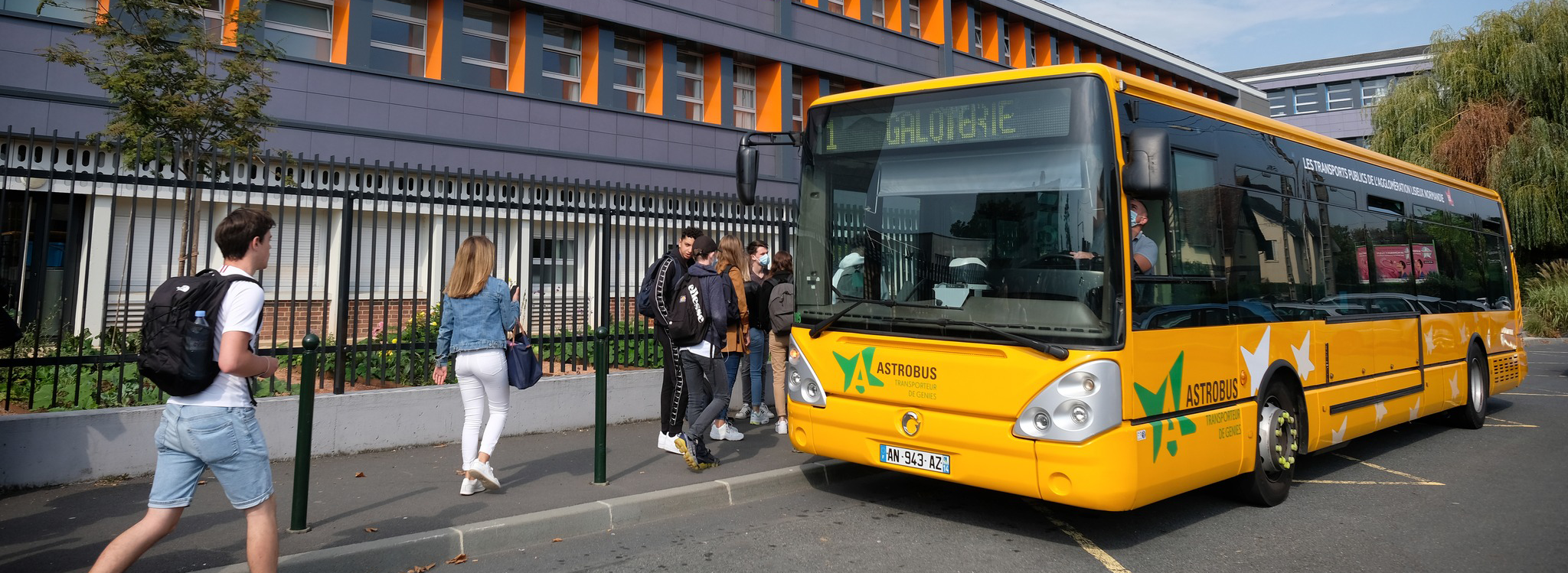 Bus scolaire à la sortie d'un établissement