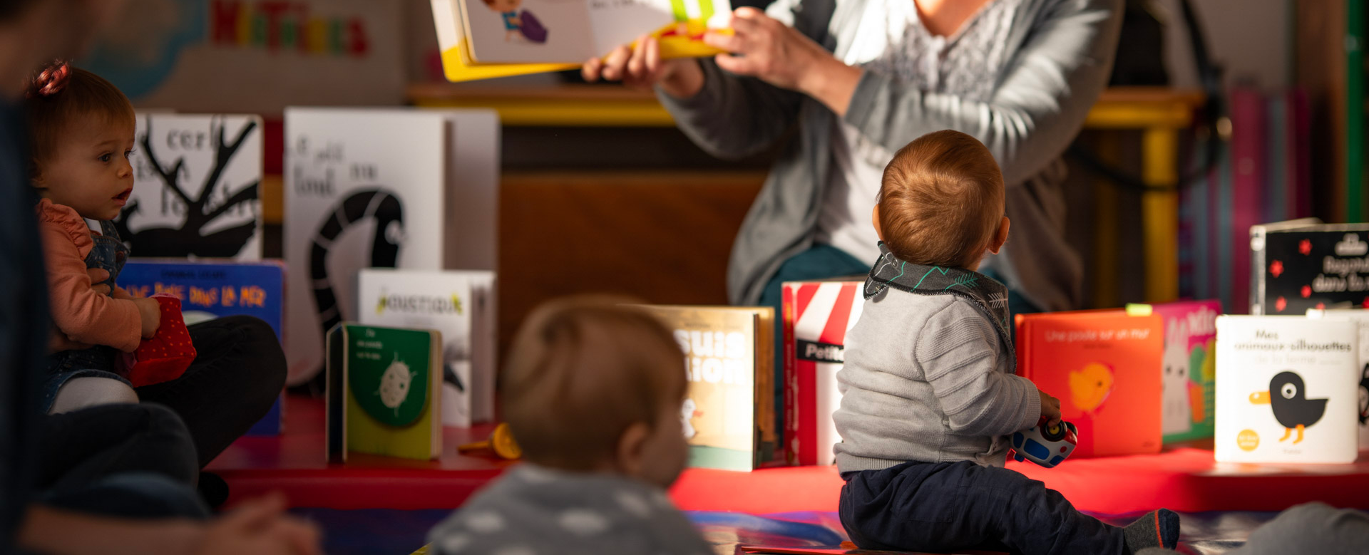 Enfants écoutant une lecture partagée