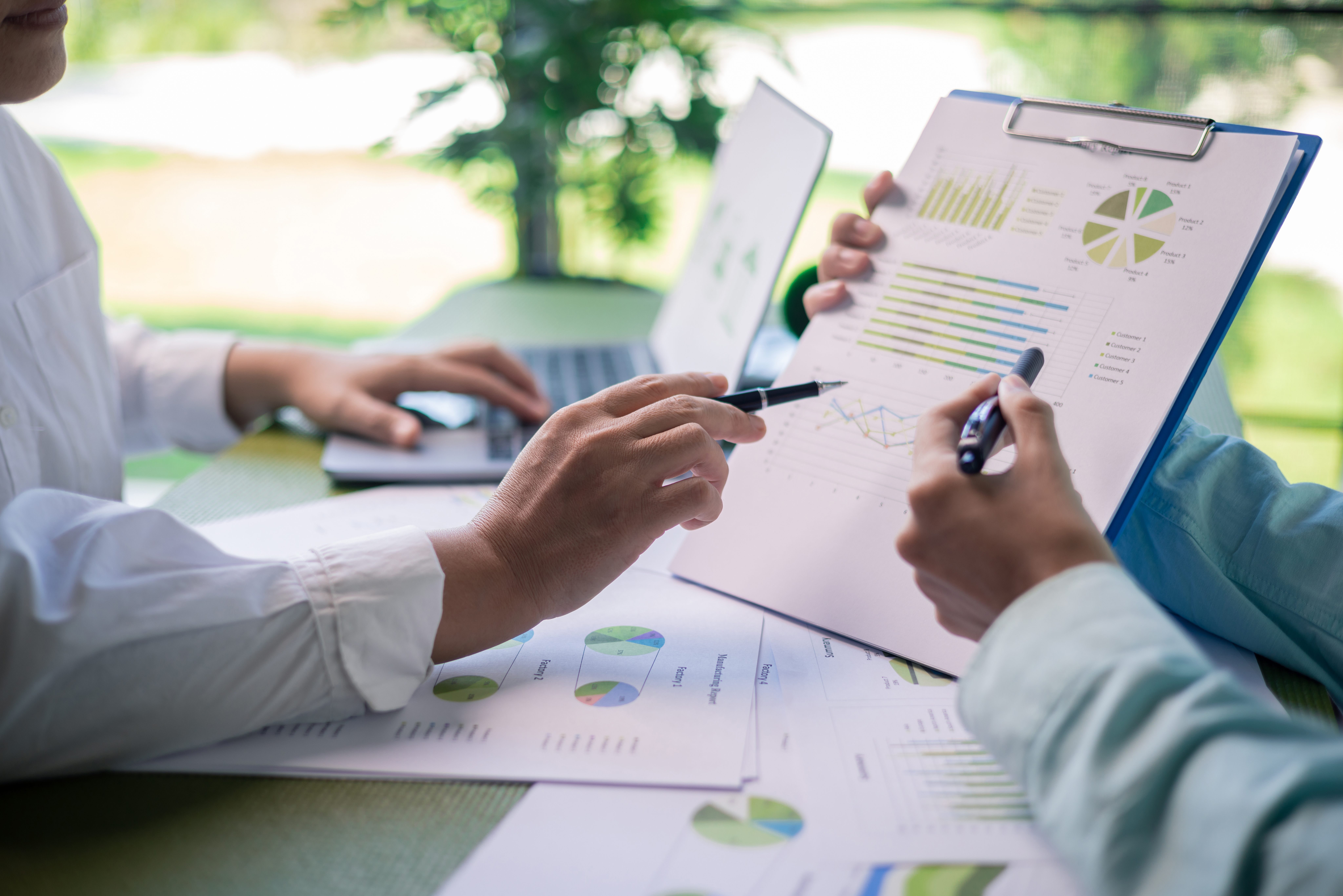 Examiner les rapports de durabilité et les tableaux de performance environnementale lors de réunions