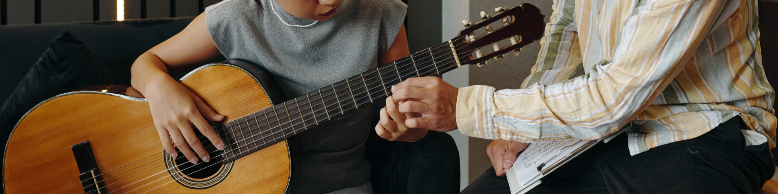 Enseigner les compétences de jeu de la guitare avec un enseignement ciblé